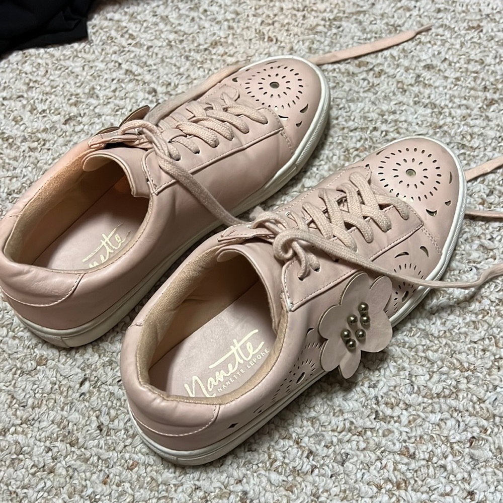 Size 9 pink sneakers!